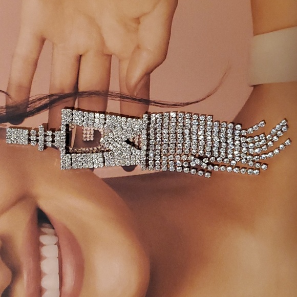 "W" ALPHABET EARRING - Picture 4 of 5